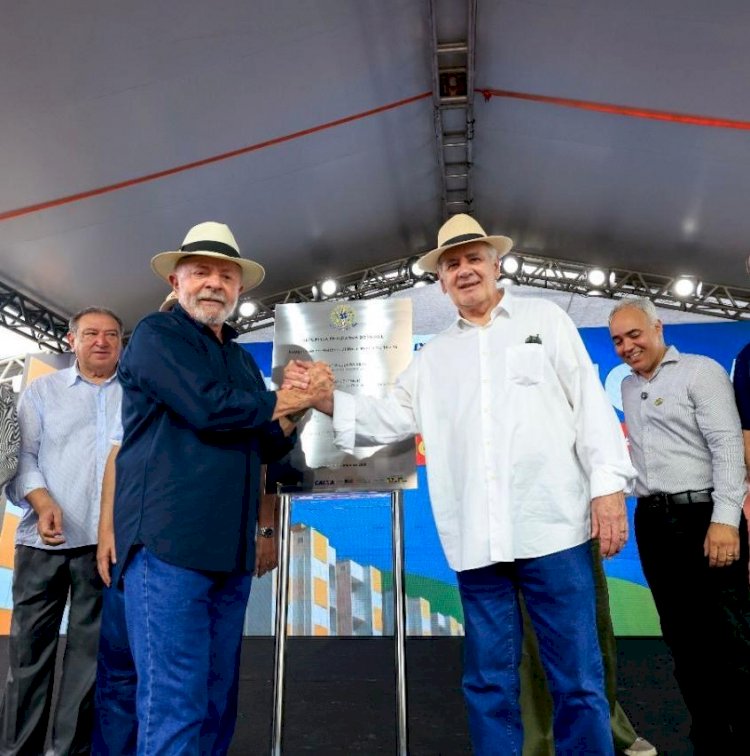 Vice-governador Serafim Corrêa acompanha entrega de moradias durante visita do presidente Lula a Manaus