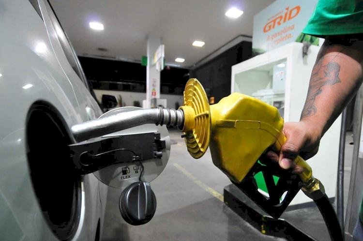 Petrobras aumenta gasolina, mas subsídio reduz alta a R$ 0,04 por litro