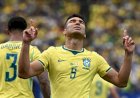 Com drama e gol aos 49, Brasil vira para cima do Japão e vai às oitavas de final