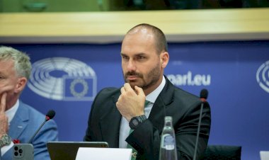 PGR pede condenação de Eduardo Bolsonaro por coação em processo sobre trama golpista