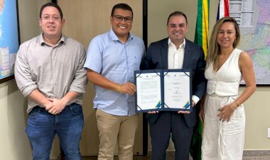 Governador Roberto Cidade assina ordem de serviço para obras de pavimentação em Barcelos