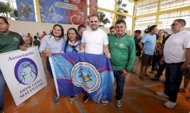 Em Parintins, Governador Roberto Cidade entrega 28 toneladas de alimentos arrecadados na Festa dos Visitantes