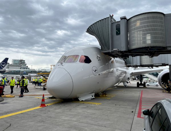 Boeing 787 da Lufthansa colapsa no aeroporto de Frankfurt e deixa vários feridos; vídeo