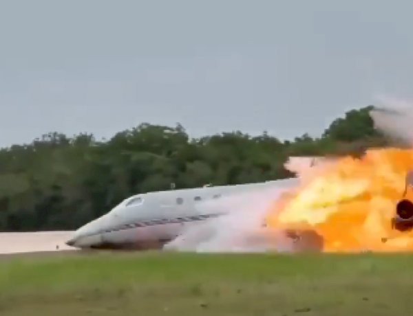 Avião particular explode após cair em pista do Aeroporto Internacional da República Dominicana; veja vídeo