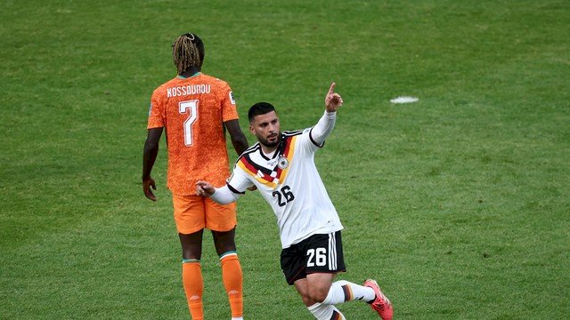 Alemanha vira contra Costa do Marfim no fim e avança ao mata-mata da Copa