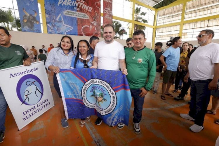 Em Parintins, Governador Roberto Cidade entrega 28 toneladas de alimentos arrecadados na Festa dos Visitantes