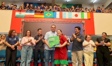 Governador Roberto Cidade entrega kits escolares, alimentação e livros para alunos do Ceti Áurea Pinheiro Braga, na zona oeste de Manaus