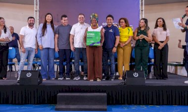 Na zona leste, Governador Roberto Cidade entrega kits escolares e livros para alunos da Escola Estadual Professor Ernane Nascimento Simão
