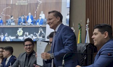 Adjuto Afonso é eleito presidente da Aleam com apoio de Roberto Cidade