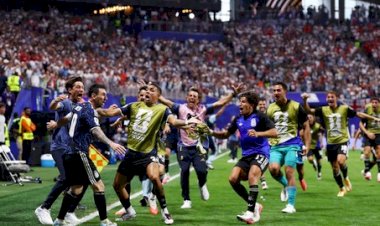 Argentina sufoca Inglaterra até virar e garante vaga na final da Copa