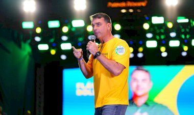 Flávio Bolsonaro repete o pai e propaga dado falso sobre urnas em reunião com embaixadores