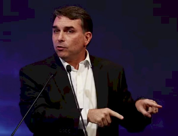 Flávio Bolsonaro troca marqueteiro, mas parece precisar de um milagreiro