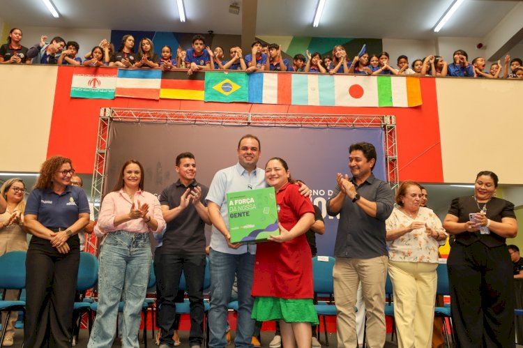 Governador Roberto Cidade entrega kits escolares, alimentação e livros para alunos do Ceti Áurea Pinheiro Braga, na zona oeste de Manaus