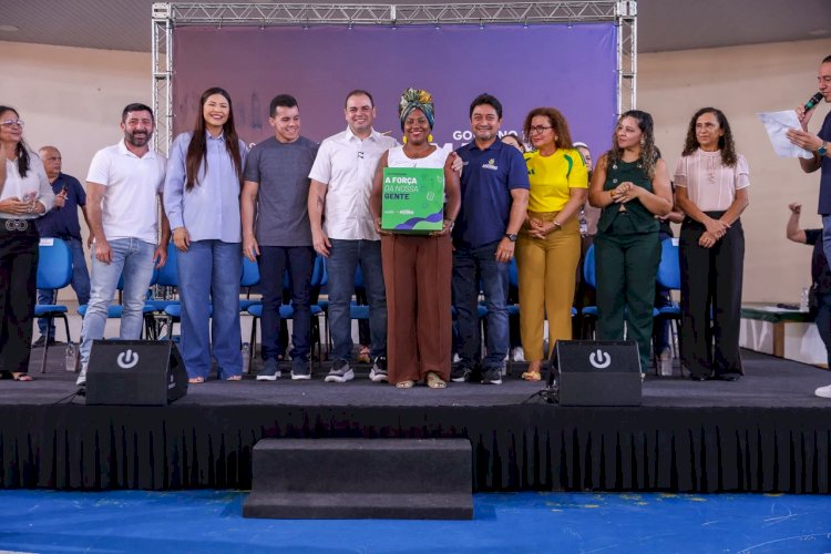 Na zona leste, Governador Roberto Cidade entrega kits escolares e livros para alunos da Escola Estadual Professor Ernane Nascimento Simão