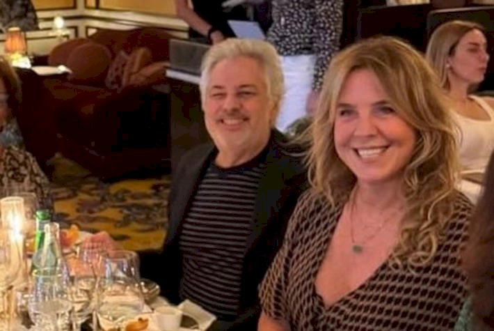 Viúvo de Rita Lee e ex-mulher de Collor postam fotos juntos em Paris e levantam suspeitas de romance