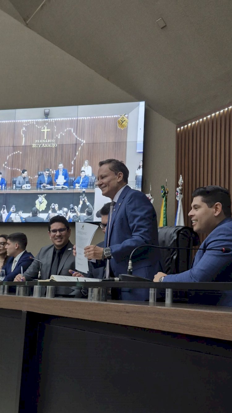 Adjuto Afonso é eleito presidente da Aleam com apoio de Roberto Cidade