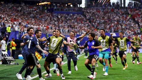 Argentina sufoca Inglaterra até virar e garante vaga na final da Copa