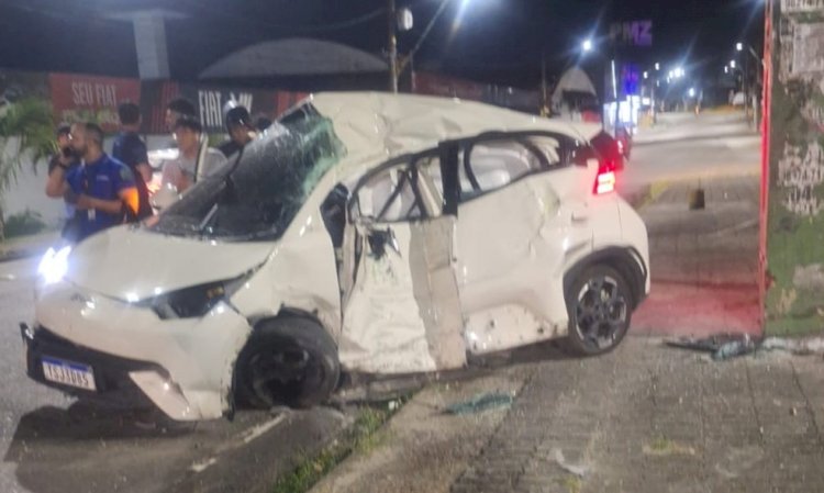 Homem morre após acidente que destruiu carro na Avenida Djalma Batista, em Manaus