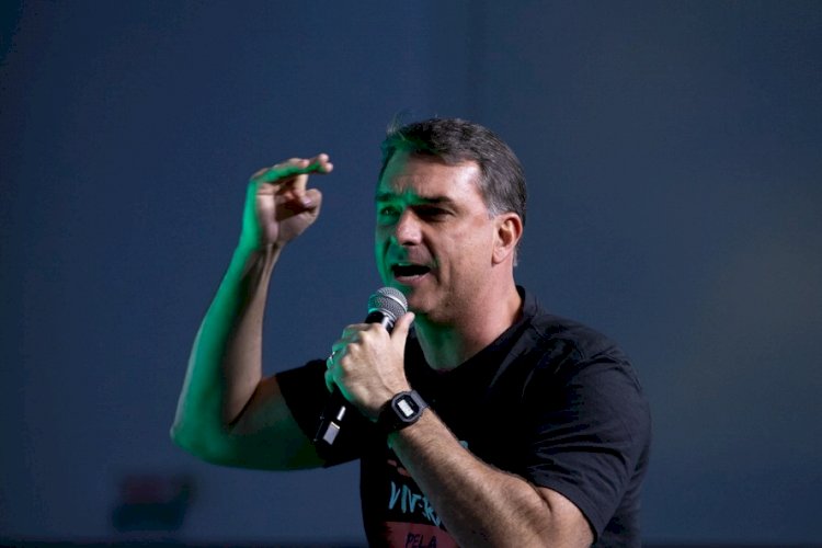O novo homem-bomba para a campanha de Flávio Bolsonaro