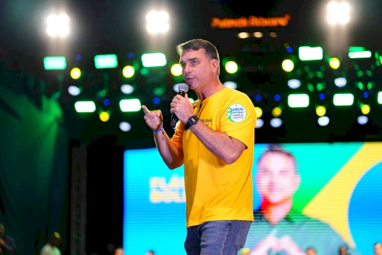 Flávio Bolsonaro repete o pai e propaga dado falso sobre urnas em reunião com embaixadores