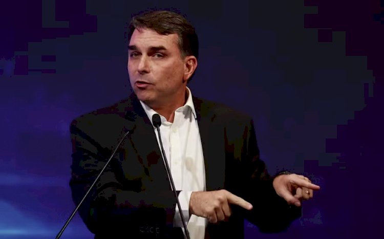 Flávio Bolsonaro troca marqueteiro, mas parece precisar de um milagreiro