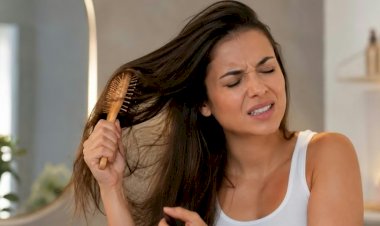 Sentir dor ao pentear o cabelo não é normal; saiba o que pode estar por trás