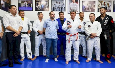 Governador Roberto Cidade visita projeto esportivo que atende crianças e adolescentes no Coroado