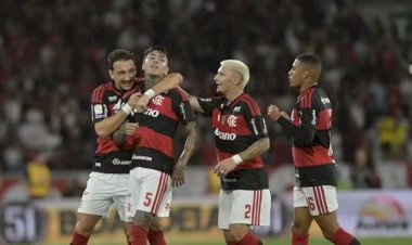 Pela 22ª rodada do Brasileiro série A. Flamengo domina o Vitória no Maracanã, vence e reduz distância para o Palmeiras