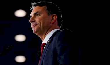 Páginas oficiais de Flávio Bolsonaro incluem curso de pós-graduação que ele não fez; campanha diz que houve 'equívoco'