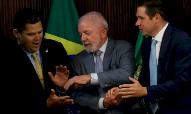 Centrão se reaproxima de Lula, e Alcolumbre, Motta e Lira evitam Flávio durante eleição