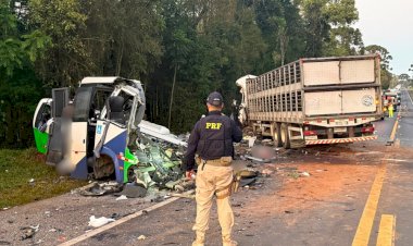 Acidente entre micro-ônibus e carreta deixa 23 mortos e cinco feridos no Paraná