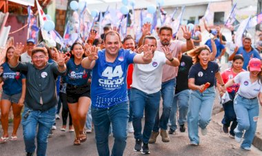 Roberto Cidade destaca propostas para a educação durante caminhada no Santo Agostinho