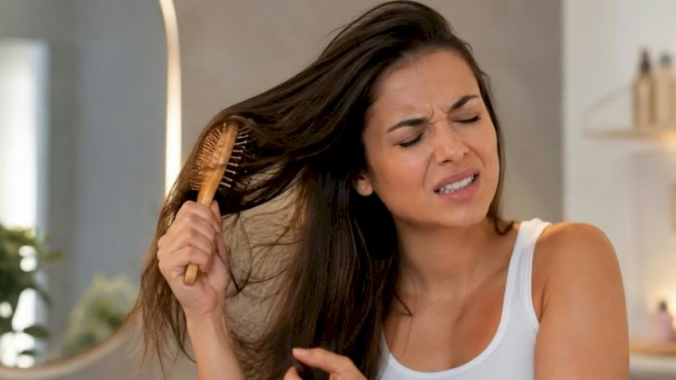 Sentir dor ao pentear o cabelo não é normal; saiba o que pode estar por trás