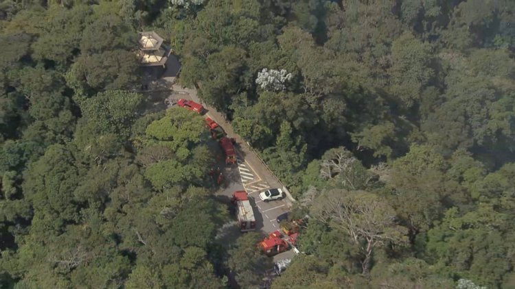 Quatro morrem em queda de helicóptero perto da Vista Chinesa, na Zona Sul do Rio