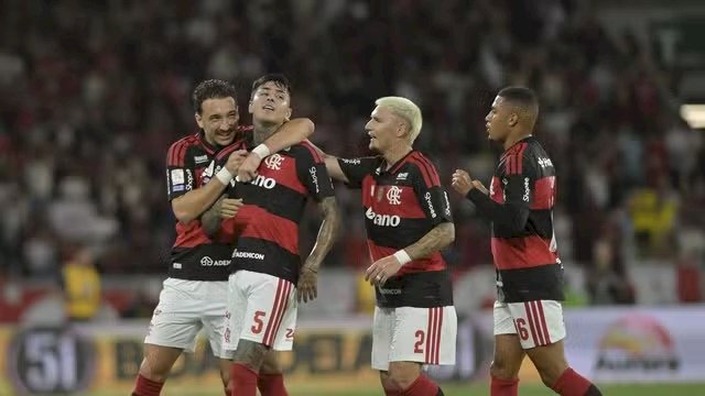 Pela 22ª rodada do Brasileiro série A. Flamengo domina o Vitória no Maracanã, vence e reduz distância para o Palmeiras