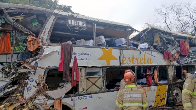 Dez pessoas morrem após ônibus tombar em Petrópolis