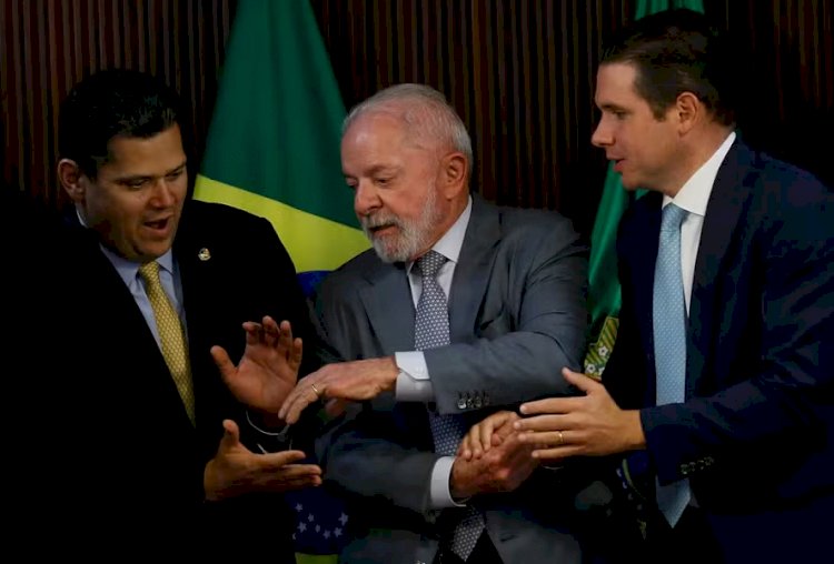 Centrão se reaproxima de Lula, e Alcolumbre, Motta e Lira evitam Flávio durante eleição