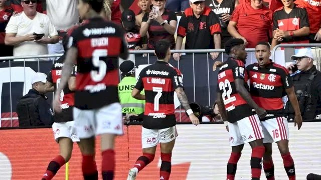 Pela 25ª rodada do Brasileiro série A. Flamengo domina o Botafogo no 1º tempo, mata o jogo no fim e vence o clássico