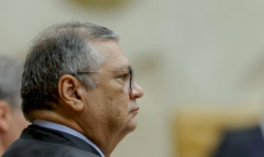 Dino pede vista e STF adia decisão sobre unir casos de Moraes e Mendonça