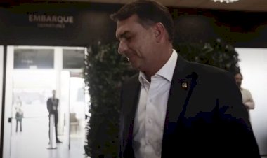 Flávio Bolsonaro voltou dos EUA com a família e advogado em jato de Vorcaro que foi usado por Moraes