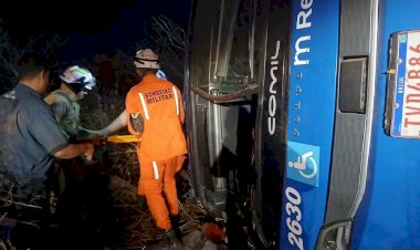 Acidente com ônibus deixa 7 mortos e 13 feridos na Bahia; policial e criança estão entre as vítimas