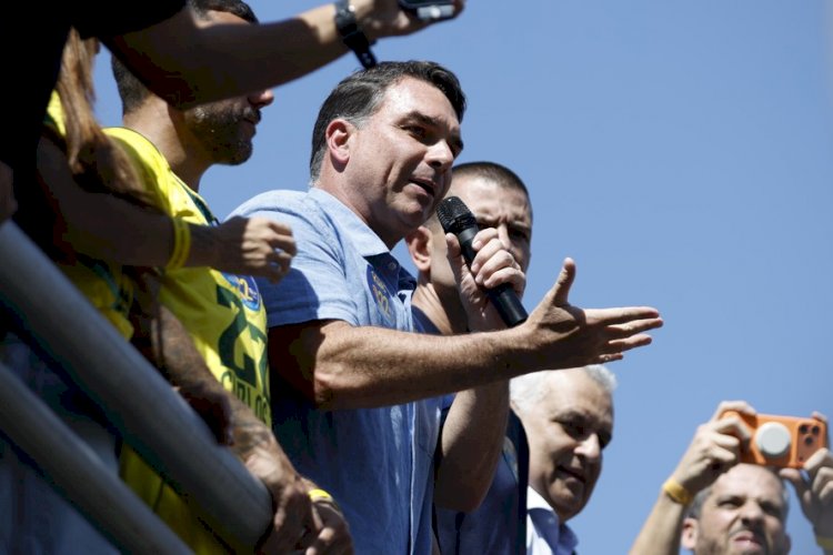 Flávio Bolsonaro é investigado no STF em inquérito determinado por Mendonça sobre financiamento do filme ‘Dark Horse’