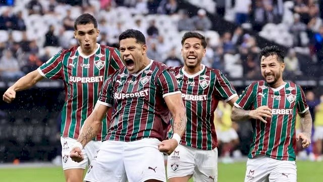 Pela 28ª rodada do Brasileiro série A. Fluminense vence Corinthians fora de casa e volta ao G-4 do Brasileirão