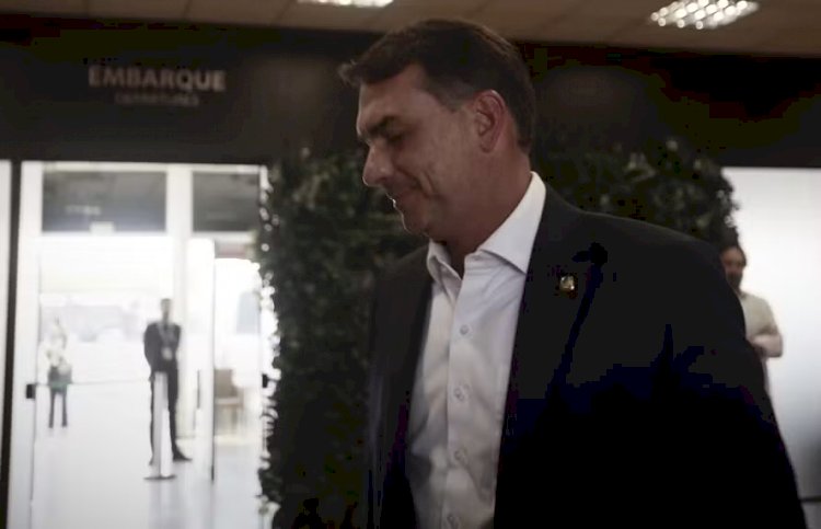 Flávio Bolsonaro voltou dos EUA com a família e advogado em jato de Vorcaro que foi usado por Moraes