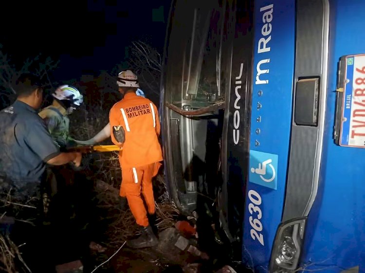 Acidente com ônibus deixa 7 mortos e 13 feridos na Bahia; policial e criança estão entre as vítimas