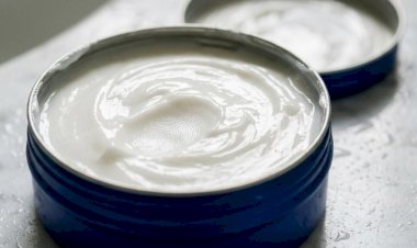 Cosmetologistas e especialistas concordam: “O creme Nivea na latinha azul ajuda a evitar a perda de umidade e protege a pele quando as temperaturas caem.”