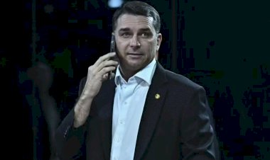 Flávio é intimado pela PF para entregar passaporte por determinação de Moraes