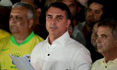 Aliados de Flávio Bolsonaro são avisados de que ele fugiu do Brasil