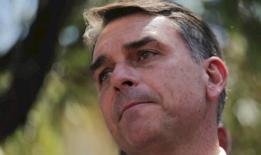 Flávio Bolsonaro foi embora para os EUA. Avião em voo