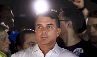 Imprensa mundial repercute ida de Flávio Bolsonaro para os EUA após derrota e diz que 'governo Trump participou da fuga'